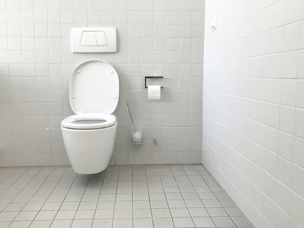 Quelle est la manière la plus efficace d'utiliser les eaux grises pour les toilettes dans les bâtiments commerciaux ?